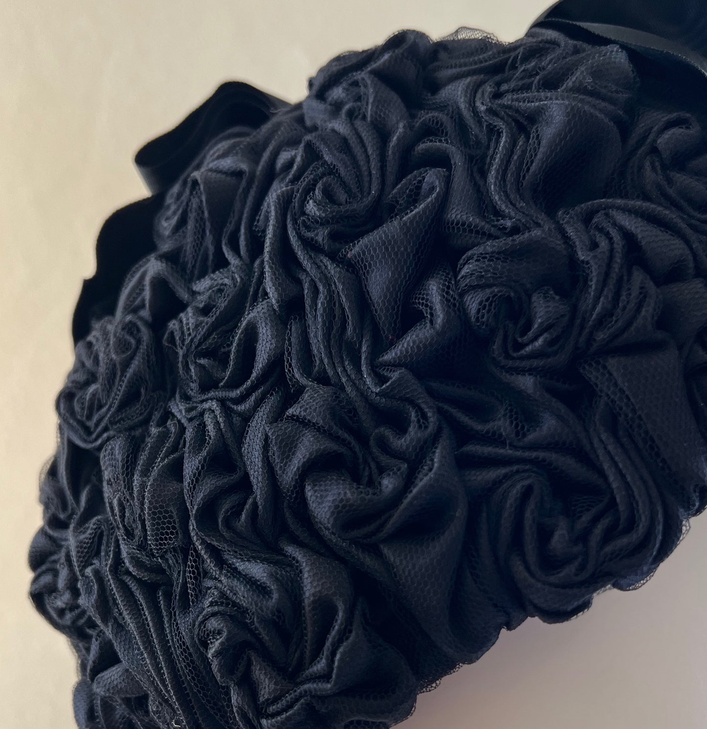 Katherine - Rose-smocked silk beret percher - Black