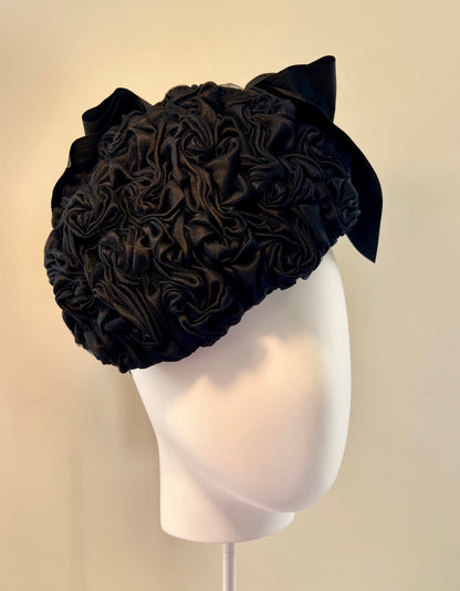 Katherine - Rose-smocked silk beret percher  - Black