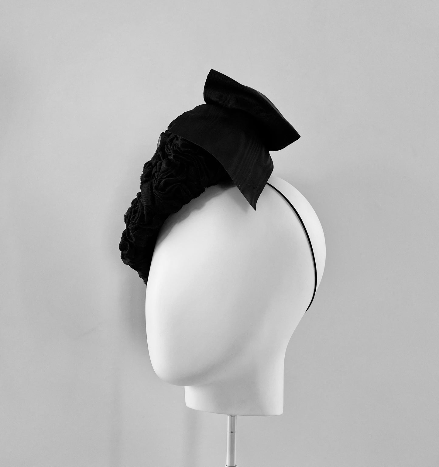Katherine - Rose-smocked silk beret percher  - Black