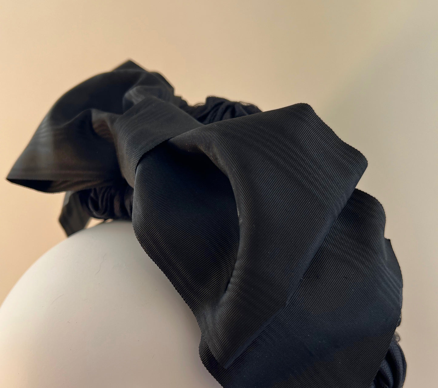 Katherine - Rose-smocked silk beret percher  - Black