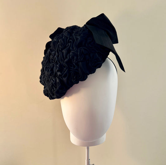 Katherine - Rose-smocked silk beret percher  - Black